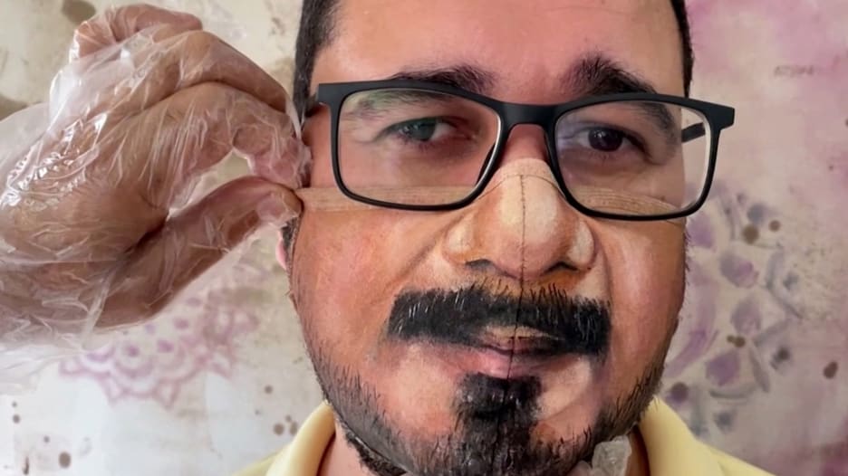 شاهد هذا الفنان الذي يصنع الكمامة على شكل وجه مرتديها