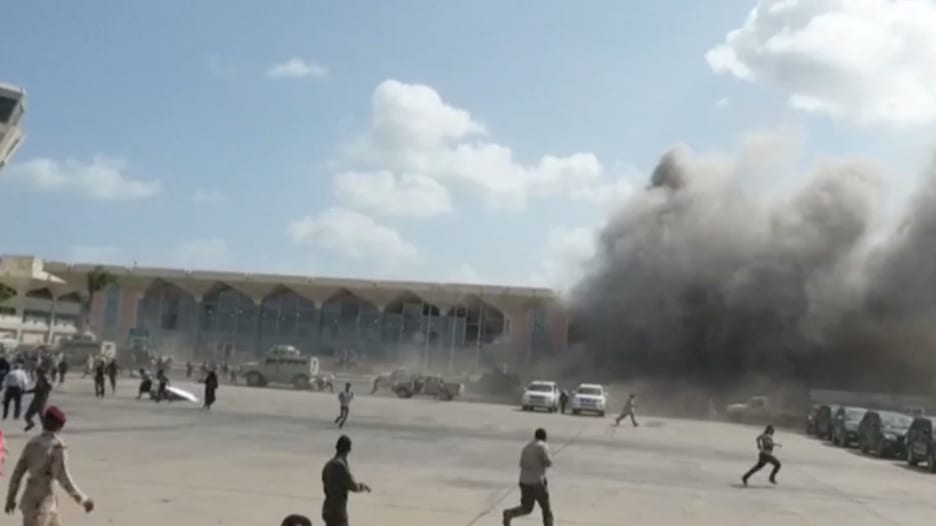 شاهد.. لقطات حية للحظات الهلع الأولى بعد الانفجارات في مطار عدن