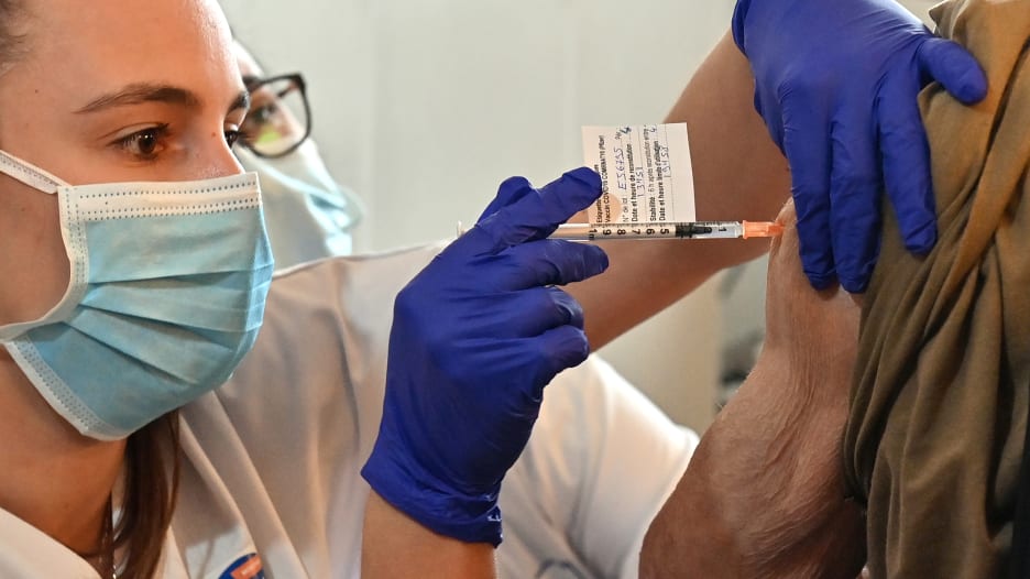 فرنسا تواجه انتقادات بسبب بطء حملة التطعيم ضد كورونا..وطبيب: قد ننتظر 3000 عام