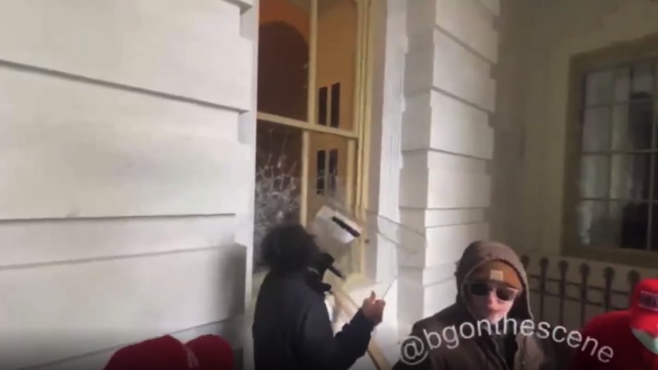 شاهد.. أنصار ترامب يحطمون نوافذ مبنى الكونغرس لحظة اقتحامه