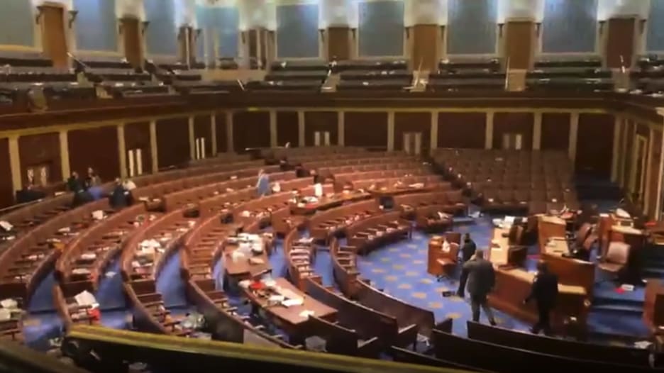 شاهد.. ذعر وصراخ داخل الكونغرس لحظة اقتحامه من قبل أنصار ترامب