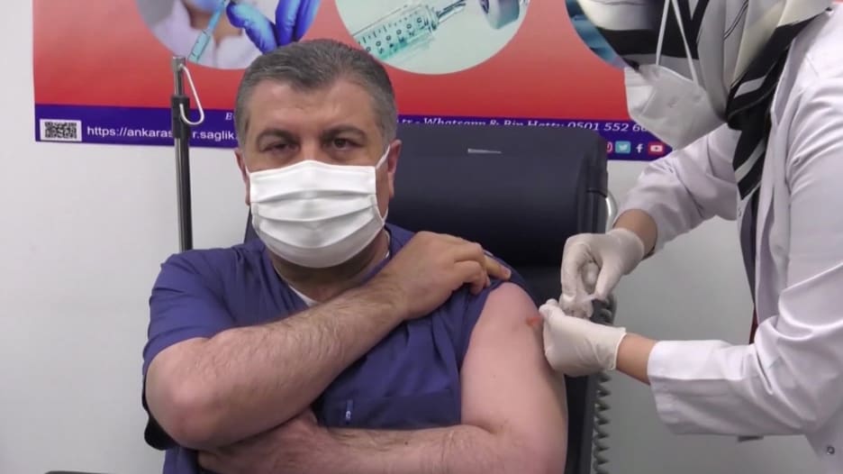 تركيا تبدء حملة التطعيم بلقاح سينوفاك الصيني.. ووزير الصحة أول من تلقاه على العلن