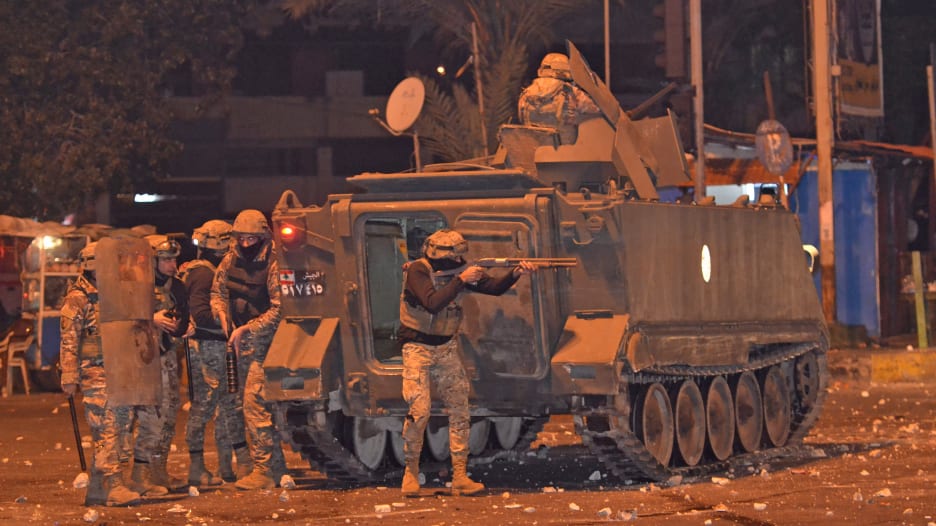 اشتباكات بين قوات الأمن والمتظاهرين ضد قوانين الإغلاق في لبنان