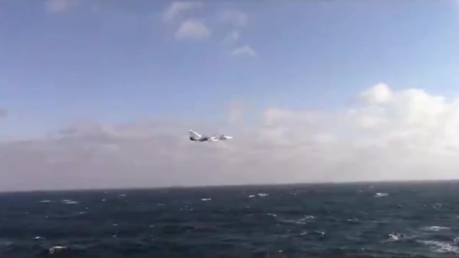 مقاتلة روسية تحلق بالقرب من سفينة تابعة للبحرية الأمريكية بالبحر الأسود.. شاهد ما حدث