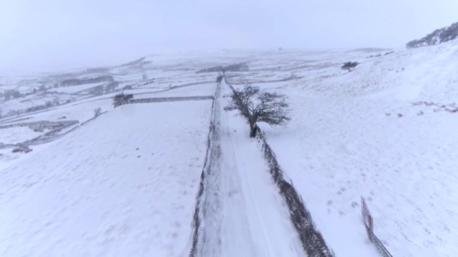 لقطات درون.. تُظهر كثافة الثلوج المتساقطة في يوركشاير جراء عاصفة "دارسي" في إنجلترا