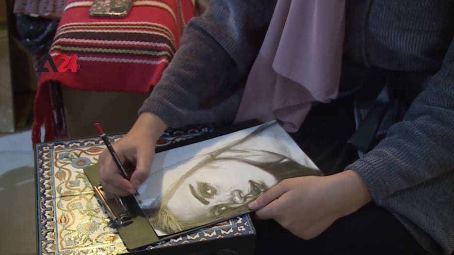 شاهد كيف حوّلت فلسطينية الرسم بالفحم من هواية إلى مصدر رزق؟