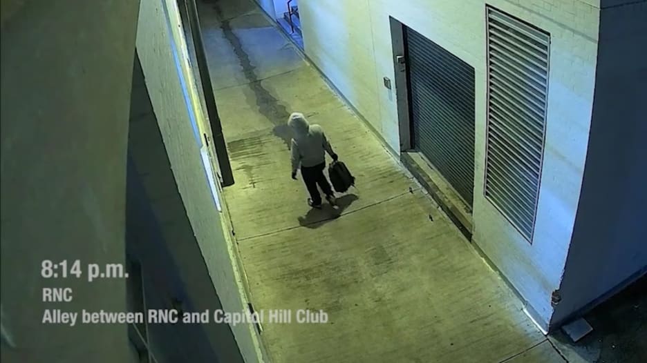 مكتب التحقيقات الفيدرالي ينشر مقاطع فيديو لشخص يضع قنابل أنبوبية قبيل اقتحام الكونغرس