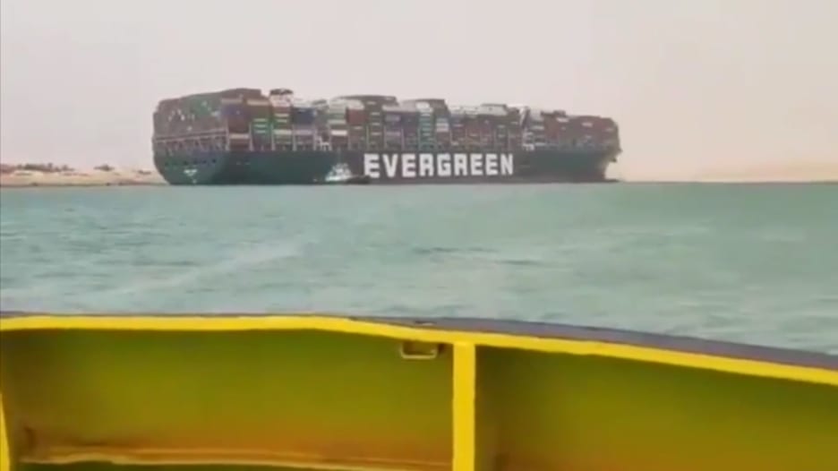 سفينة حاويات عملاقة تعلق في قناة السويس.. ما تأثيرها على أسواق النفط؟