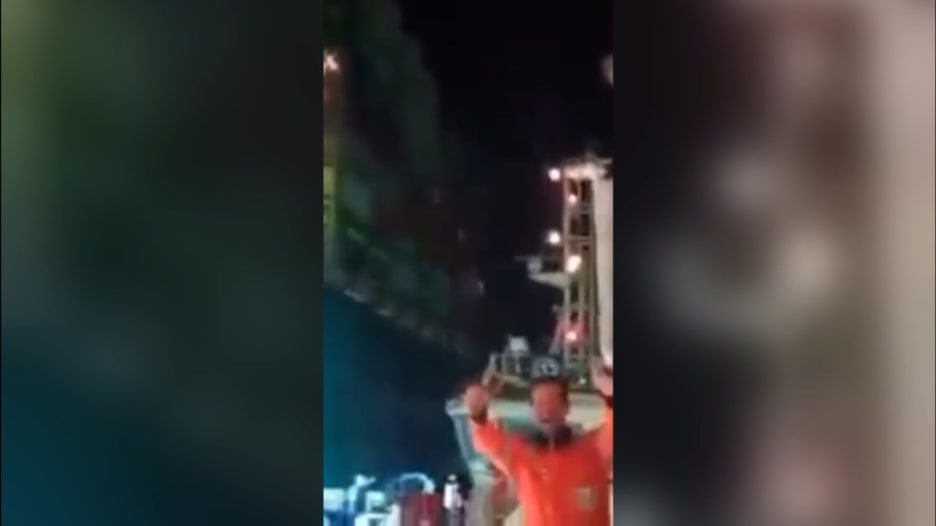 وسط تحميد وتكبير.. شاهد الاحتفالات بعد تعويم الجزء الخلفي من السفينة العالقة في قناة السويس