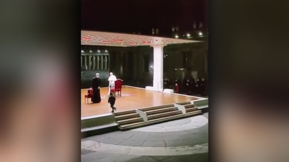 شاهد رد فعل البابا عندما تفاجأ بطفل يركض نحوه أثناء احتفاله بـ "الجمعة العظيمة"