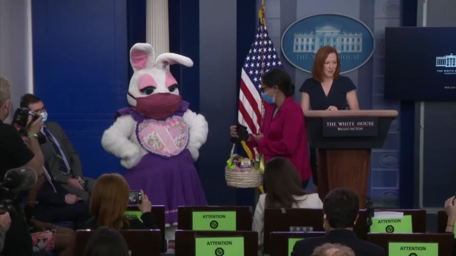 بكمامة.. أرنب الفصح يفاجئ الصحفيين في البيت الأبيض