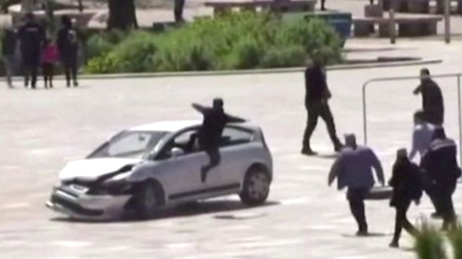 شاب يقفز داخل سيارة متحركة لمنع سائقها من دهس المارة