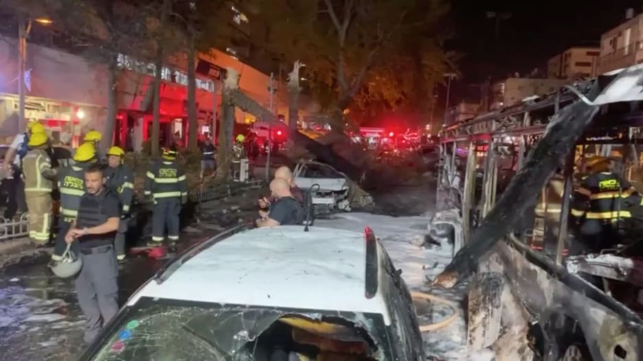 شاهد.. 7 إصابات في حافلة استهدفها الهجوم الصاروخي الفلسطيني في إسرائيل