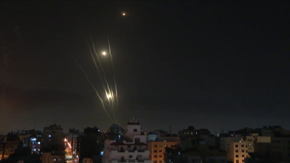 لحظة إطلاق صواريخ من غزة إلى إسرائيل فجر الأربعاء