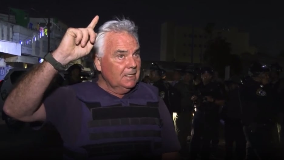 شاهد رد فعل مراسل CNN على الهواء لحظة هجوم صاروخي من غزة