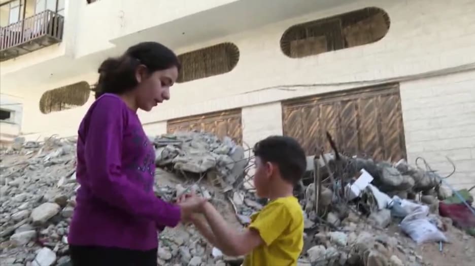 بالفيديو.. تعرف إلى الطفلة الفلسطينية نادين وكيف تحمي شقيقها من رعب الغارات