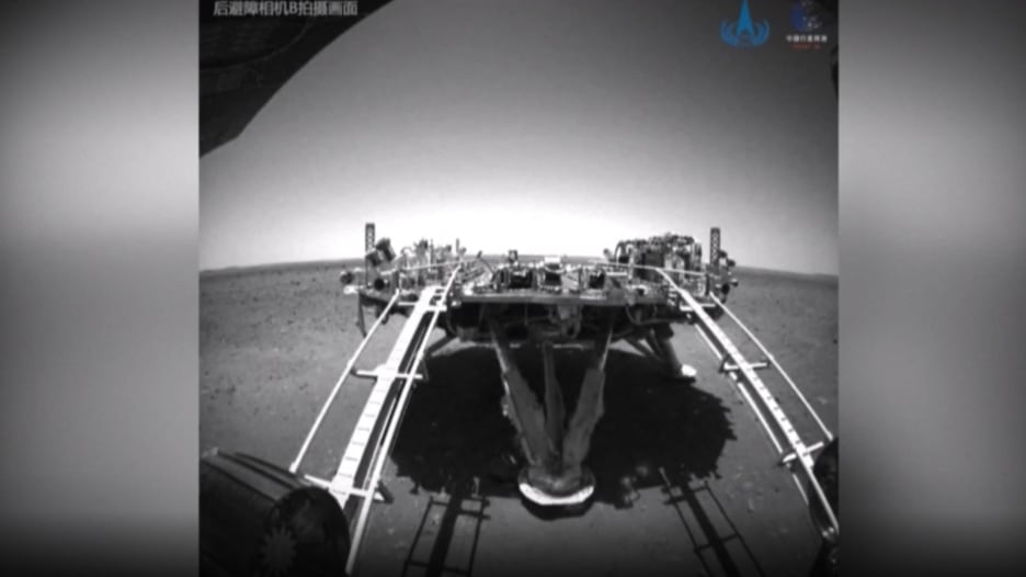 شاهد مركبة الصين إلى المريخ تأخذ أولى خطواتها على الكوكب الأحمر