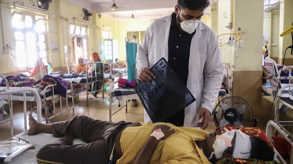 مريض في الهند يفقد جزءاً من فكه بسبب مرض الفطر الأسود.. والأدوية غير متوفرة
