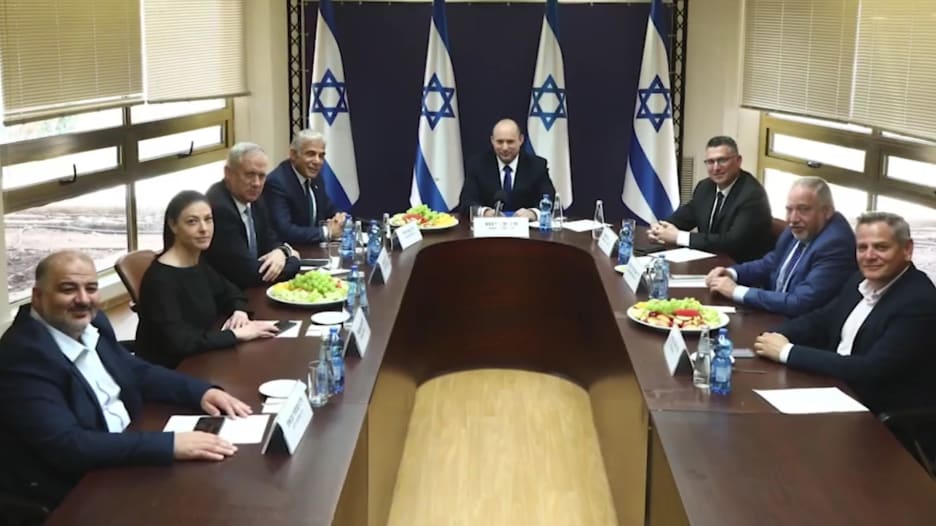 نتنياهو يفقد السلطة ويتزعم المعارضة.. وبينيت يقود إسرائيل إلى حقبة جديدة
