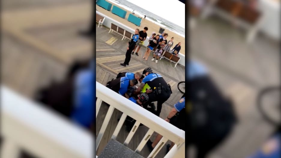 فيديو يظهر استخدام الشرطة الأمريكية للقوة ضد مراهقين أثناء فرض حظر تدخين