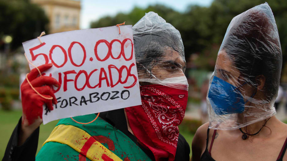وفيات كورونا تتجاوز نصف مليون في البرازيل.. ومظاهرات ضد الرئيس