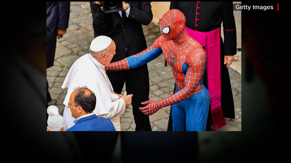 تداول صور لقاء غير تقليدي بين البابا فرانسيس والرجل العنكبوت.. ما القصة وراء مصافحتهما؟