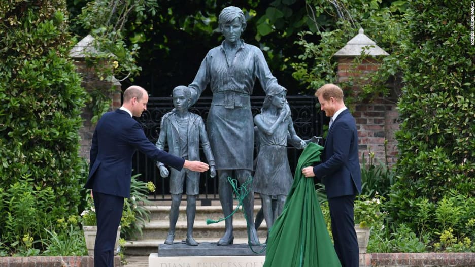 شاهد الأميران وليام وهاري يكشفان النقاب عن تمثال لوالدتهما الأميرة ديانا