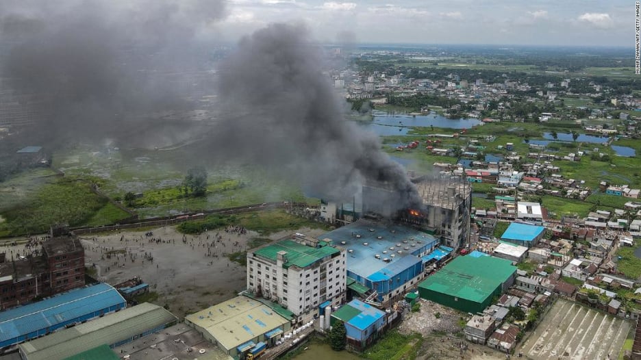 خلف أكثر من 50 قتيلا.. شاهد لحظات اندلاع حريق هائل بمصنع في بنغلاديش