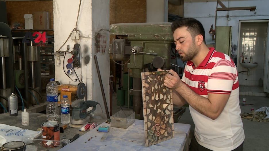 سوري يحوّل مخلفات الحديد والخشب إلى أعمال فنية في تركيا