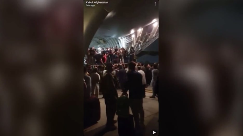 فيديو من مطار كابول يُظهر عشرات الأشخاص يصعدون متن طائرة عسكرية في عملية إخلاء سريعة