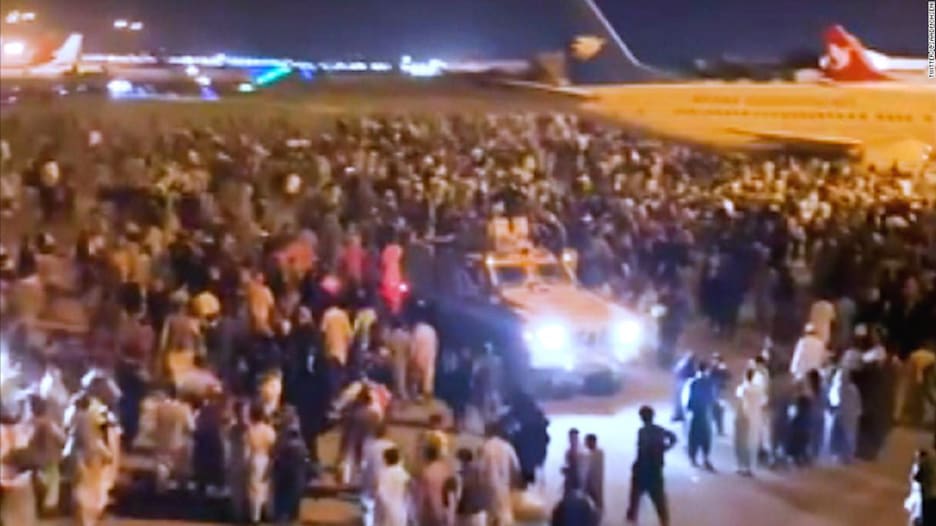 مشاهد الفوضى من مطار كابول بعد دخول طالبان العاصمة الأفغانية