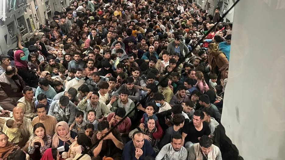 حملت 640 شخصًا.. إليك قصة صورة طائرة الإجلاء الصادمة من أفغانستان