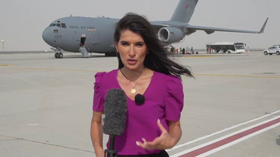 مراسلة CNN من أمام طائرة راف بريطانية هبطت في دبي محمّلة بلاجئين أفغان