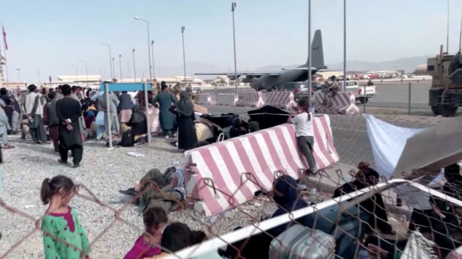 كلاريسا وارد عن حال الأفغانين العالقين في مطار كابول: البقاء للأفضل