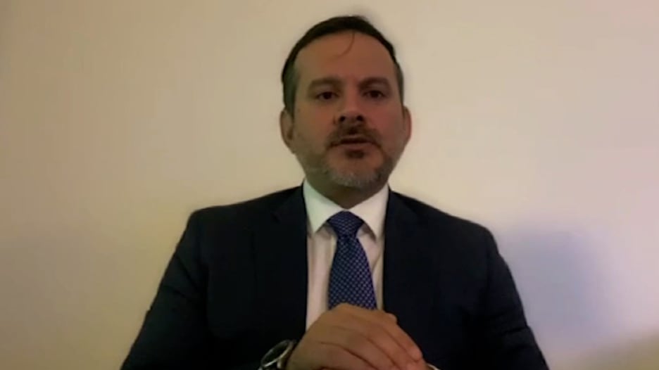 محافظ البنك المركزي الأفغاني السابق يصف الفوضى بعد هروب أشرف غني