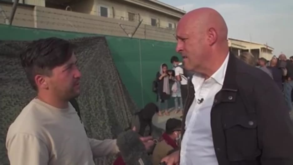 مع تسارع وتيرة عمليات الإجلاء.. مراسل CNN يتحدث مع الهاربين من مطار كابول