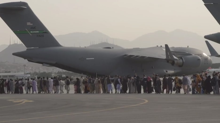 نحو 20 ألف شخص حول وداخل مطار كابول.. هل سيتمكن الجميع من المغادرة؟