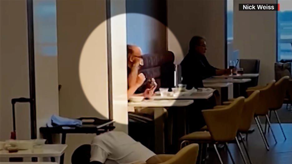 أثار ردود فعل متفاوتة.. محامي ترامب السابق يحلق ذقنه في صالة تناول الطعام بمطار جون كينيدي