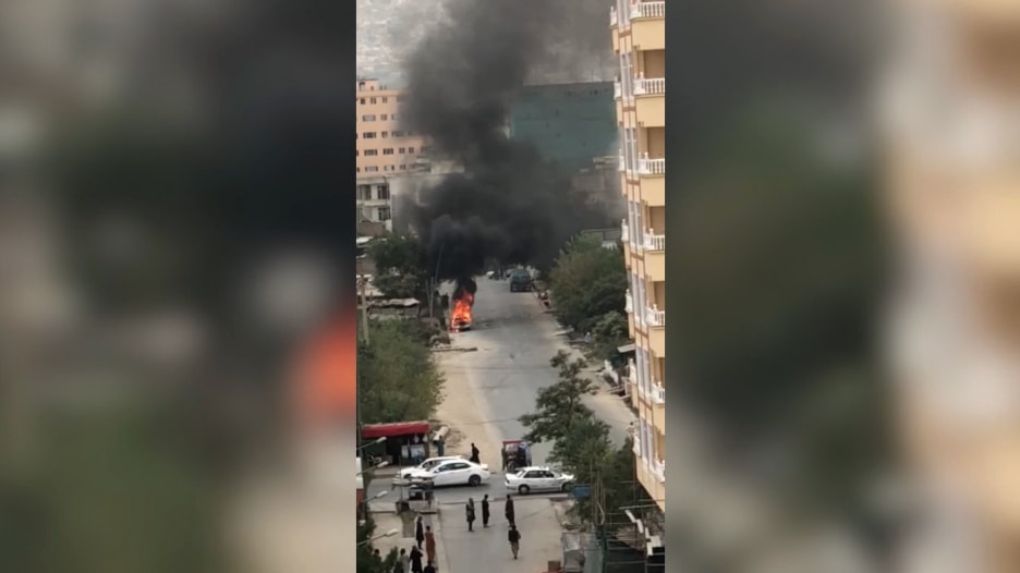 فيديو يُظهر السيارة التي يُعتقد أنها استخدمت لشن هجوم بالصواريخ على مطار كابول.. وهي تحترق