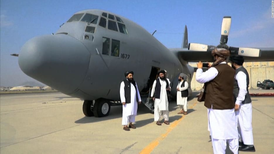 "فحص المعدات العسكرية".. من داخل مطار كابول بعد الانسحاب الأمريكي