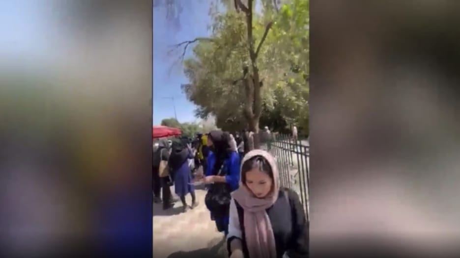 شاهد.. مسلحو طالبان يضربون بالعصي نساء أفغانيات يتظاهرن في كابول