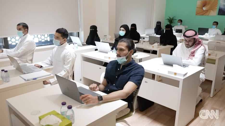 جنبًا إلى جنب مع الرجل.. المرأة تعمل على صناعة تكنولوجيا المستقبل في المملكة العربية السعودية