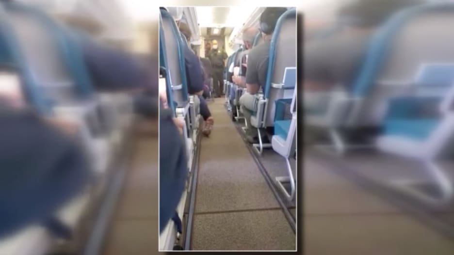 راكب جامح يعتدي على مضيف طيران في الجو.. شاهد ما حدث