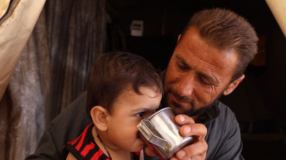 أزمة المياه الحادة في شمال سوريا تشكّل مخاطر صحية على حياة النازحين والأطفال.. شاهد ما يعانونه
