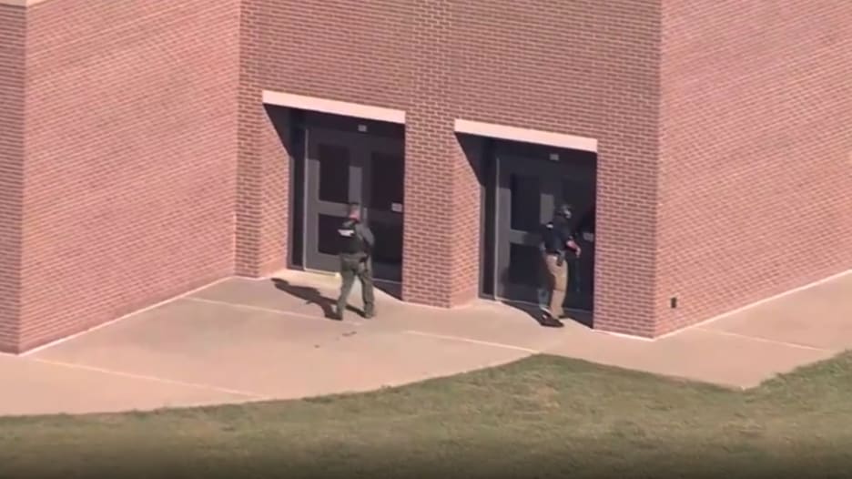 شاهد اللحظات الأولى بعد حادثة إطلاق نار في مدرسة بولاية تكساس