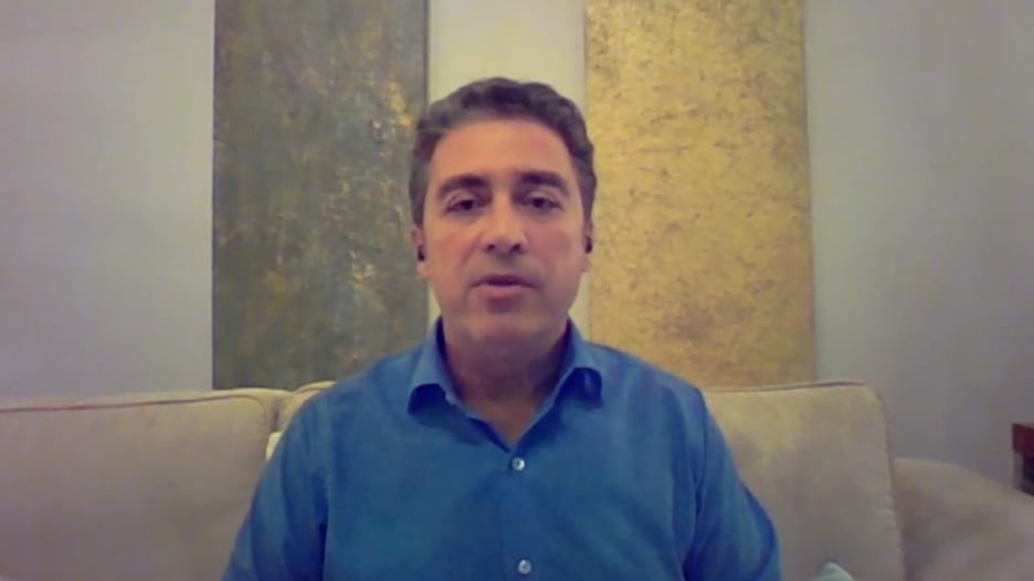 نجل أمريكي معتقل بإيران: حالة والدي الصحية مُلحّة.. ونحن بائسون جدًا