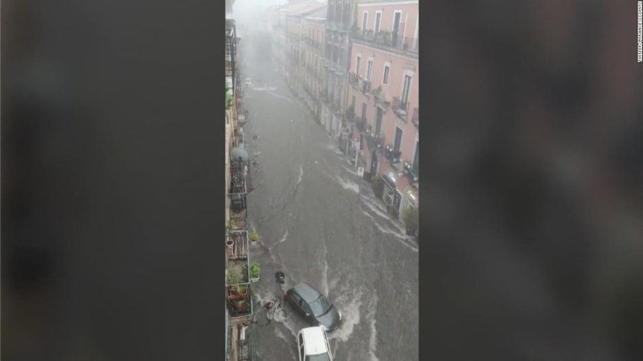 شاهد.. طرق مدينة إيطالية تتحول إلى أنهار بعد أمطار كثيفة