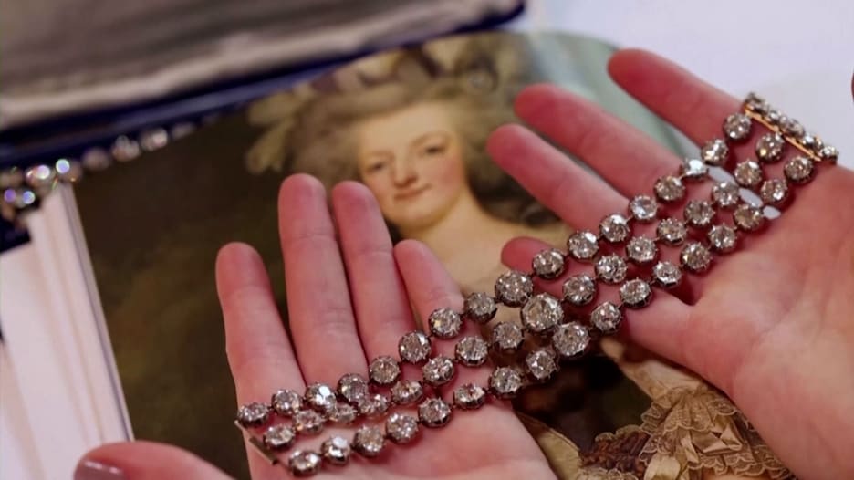 بيع أساور للملكة ماري أنطوانيت بأكثر من 8.2 مليون دولار في مزاد.. ما الذي يميزها؟