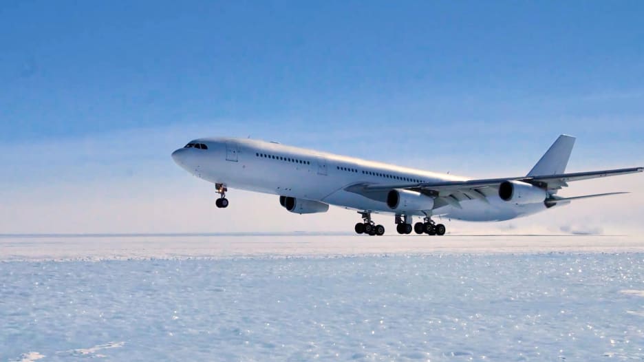 شاهد وللمرة الأولى.. طائرة إيرباص A340 الضخمة تهبط في القارة القطبية الجنوبية