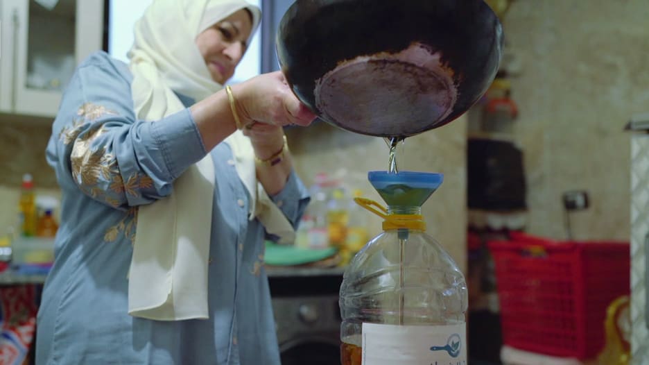 في مصر.. شاب يصنع الوقود الحيوي من زيوت الطبخ بالمنازل
